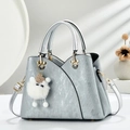 Silberne Handtasche in Metallic-Optik mit Griffen und einem süßen Plüsch-Anhänger - Grau