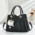 Vintage Handtasche aus schwarzem Kunstleder mit Goldbeschlägen und weißem Plüsch-Anhänger - Schwarz