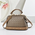 Sac à main chic en cuir tressé marron avec clous dorés et bandoulière amovible sur fond blanc - Khaki