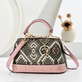 Borsa Boston rosa con motivi geometrici in jacquard e dettagli di rivetti dorati - Rosa