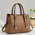 Borsa tote classica in pelle marrone con finiture dorate su sfondo minimalista - Cachi Scuro