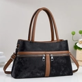 Dettaglio borsa in pelle scamosciata nera con finiture in pelle marrone e zip argento - Nero