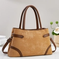 Bolso trapezoidal amarillo mate con detalles en cuero marrón y remaches de plata fina - Amarillo Tierra