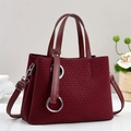 Sac à main tissé bordeaux chic avec anneaux argentés et bandoulière réglable - Rouge