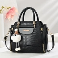 Modische schwarze Handtasche mit Krokodilprägung, Golddetails und Plüsch-Anhänger - Schwarz