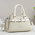 Elegante borsa a mano in pelle crema testurizzata con fibbie argento e tracolla - Bianco