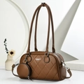 Borsa Boston trapuntata marrone con mini portamonete e tracolla in un set moderno - Marrone