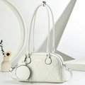 Borsa tote bianca trapuntata con tracolla e mini pochette su sfondo minimalista - Bianco