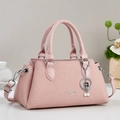Elegante borsa a mano rosa cipria con texture, dettagli argento e charm quadrifoglio - Rosa