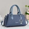 Sac à main trapèze bleu en denim avec pendentif trèfle et poignées en cuir élégantes - Bleu