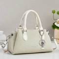 Grande borsa tote chic in pelle bianco crema con ciondolo a quadrifoglio e tracolla - Bianco