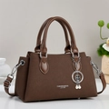 Grand sac cabas en cuir texturé marron foncé avec charm trèfle élégant et bandoulière réglable - Café