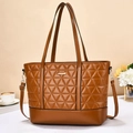 Grote bruine tote tas met driehoekig stiksel en verstelbare riem in lifestyle decor - Aardgeel