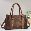 Borsa a mano vintage marrone con occhielli in metallo e tracolla regolabile da donna - caffè