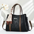 Dettaglio borsa nera con finiture in pelle marrone e sciarpa di seta decorativa - Nero