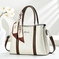 Dettaglio borsa tote vintage in pelle bianca testurizzata con logo argento e foulard in seta - Bianco Sporco