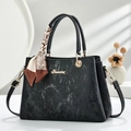Vintage-Handtasche in Schwarz mit strukturierter Lederoptik und dekorativem Seidenschal - Schwarz