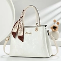 Minimalistische weiße strukturierte Handtasche mit goldener Hardware und Seidenschal - Reinweiß