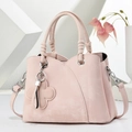 Sac à main élégant rose pâle mat avec breloque trèfle sur fond blanc géométrique - Rose