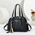 Borsa a mano nera minimalista con logo bianco e nappina di perline in legno chic - Nero