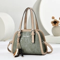 Borsa Boston in velluto a coste verde oliva con manici in pelle beige e ciondolo - Verde