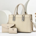 Set dettagliato di tre borse beige tra cui una pochette a busta e una piccola borsa - Bianco