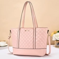 Bolso tote rosa acolchado con diseño de diamantes y correa de hombro ajustable - Rosa