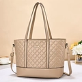 Detalle del bolso tote beige acolchado con costuras finas y placa de metal dorado - Caqui
