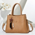 Bruine gevlochten leren damestas met ster-tassel en minimalistische achtergrond - Khaki