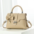 Borsa beige in pelle martellata con fiocco decorativo e pendente con perla chic - Cachi