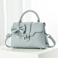 Elegante borsa a mano in pelle azzurra con ciondolo a fiocco e perla su piedistallo - Blu
