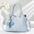Borsa a mano azzurra chic con trama a rombi asimmetrica e ciondolo a quadrifoglio - Blu