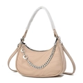 Borsa hobo a mezzaluna beige con catena d'argento e ciondoli a C su fondo bianco - Cachi