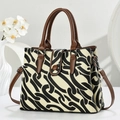 Bolso de mano grande con patrones de cadena y correas de cuero en un ambiente elegante - Estilo de Textura de Cadena / Negro