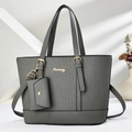 Elegante set borsa tote grigio antracite con finitura testurizzata e logo dorato - Grigio