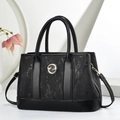 Schwarze Damen-Handtasche mit goldenem Logo und abnehmbarem Schultergurt - Schwarz