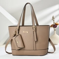 Dettaglio della borsa tote marrone testurizzata con finiture dorate e pochette - Cachi