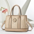 Gestreifte beige Tragetasche mit Goldlogo, Lederbesatz und abnehmbarem Schultergurt - Aprikose