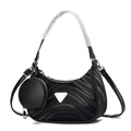 Bolso hobo negro con textura ondulada, placa plateada y monedero pequeño incluido - Negro