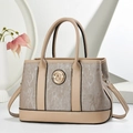 Bolso tote de rayas beige con adornos de cuero caqui y logotipo metálico dorado elegante - Caqui