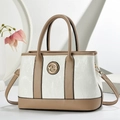 Detailansicht der zweifarbigen Handtasche in Creme mit goldener runder Metallschnalle - Cremeweiß
