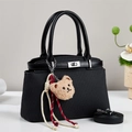 Elegante bolso de mano negro con textura de chevron y adorno de oso encantador - Negro