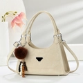 Sac à main beige élégant en similicuir avec logo triangulaire et pompon décoratif - Blanc Cassé