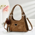 Sac à bandoulière croissant en daim marron vintage avec charme gland et logo - Jaune Terre