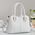Elegante weiße Handtasche aus Leder mit Litschimuster und goldenen Beschlägen - Weiß