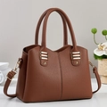 Braune Handtasche aus Lychee-Leder für Damen mit goldener Hardware und Rundgriffen - Braun