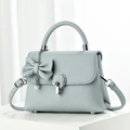 Bolso chic de cuero azul claro con lazo de perlas y herrajes plateados brillantes - Azul