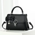 Elegante bolso de mano en cuero negro con hebilla de anillo y colgante de lazo y perla - Negro