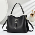 Elegante borsa tote in pelle nera a scacchi con dettagli dorati e tracolla rimovibile - Nero
