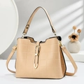 Grande borsa a spalla beige a scacchi con dettagli dorati e luce solare naturale - Cachi